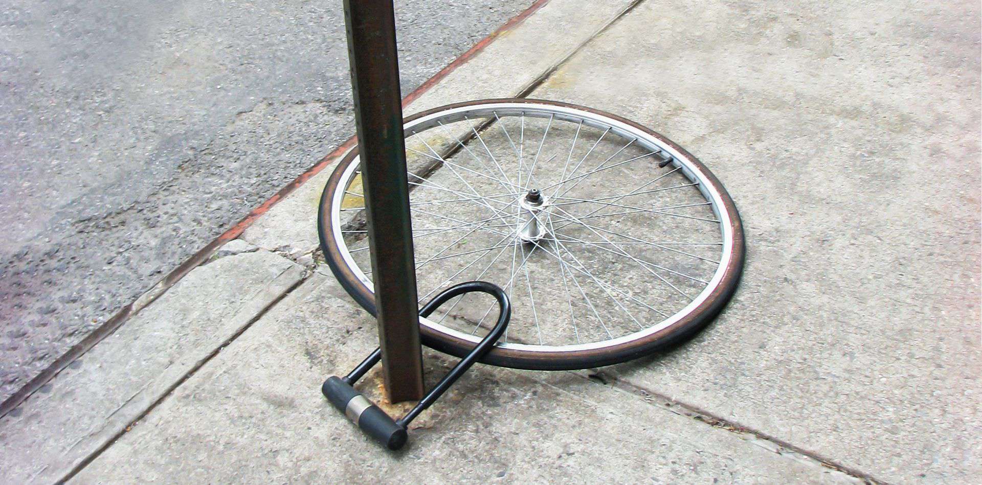 Un vélo vélo en ville... Reste que la roue et l'antivol