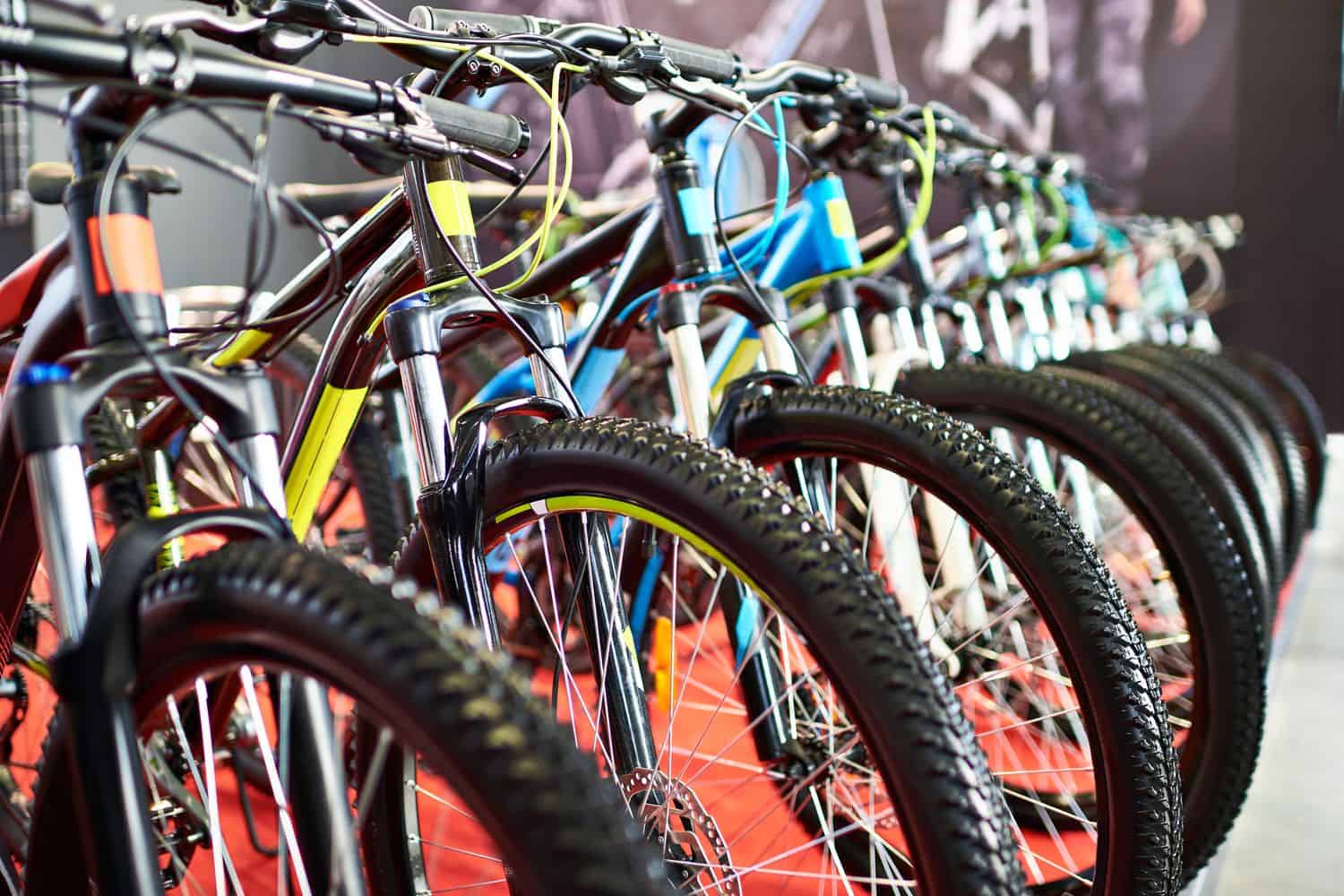 Des VTT dans un magasin de vélo