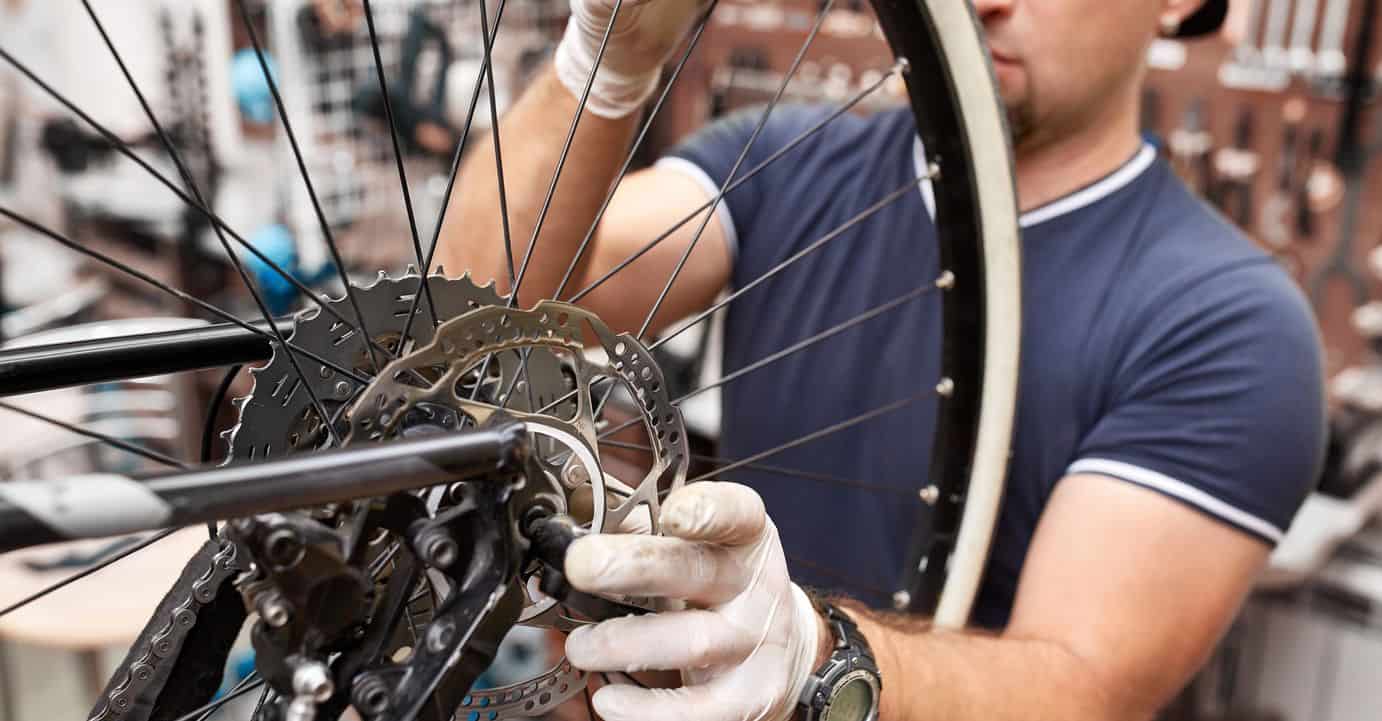 La réparation de son vélo avec un artisan qualifié reparation velo technicien qualifie