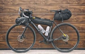 Comment débuter en bikepacking : conseils pour une première aventure réussie